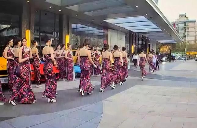 Bà trùm đứng sau vụ 170 cô gái, nghệ sĩ dự tiệc cùng đại gia-3