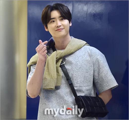 Lee Jong Suk lộ bằng chứng yêu IU sâu đậm-1