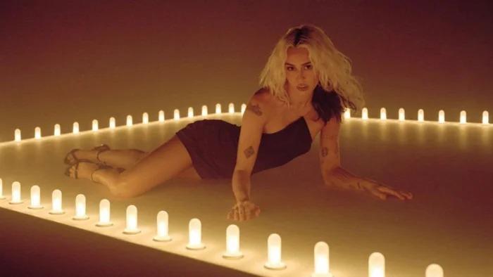 Miley Cyrus tung MV mới: Lời bài hát ẩn dụ 18+-1