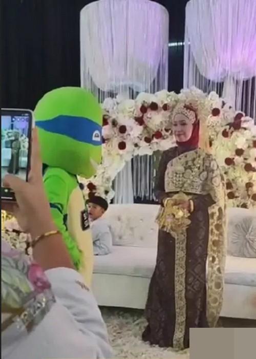 Mặc đồ Ninja Rùa để giấu cảm xúc khi đi ăn cưới người yêu cũ