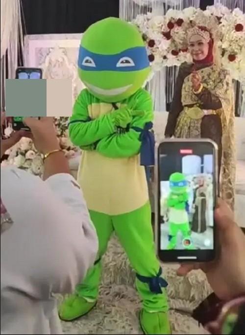 Mặc đồ Ninja Rùa để giấu cảm xúc khi đi ăn cưới người yêu cũ-2