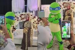 Mặc đồ Ninja Rùa để giấu cảm xúc khi đi ăn cưới người yêu cũ