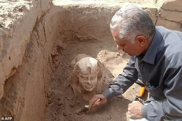 Tìm thấy tượng nhân sư 2.000 tuổi với khuôn mặt cười ở Ai Cập-1