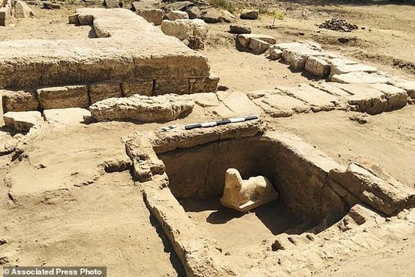Tìm thấy tượng nhân sư 2.000 tuổi với khuôn mặt cười ở Ai Cập-2