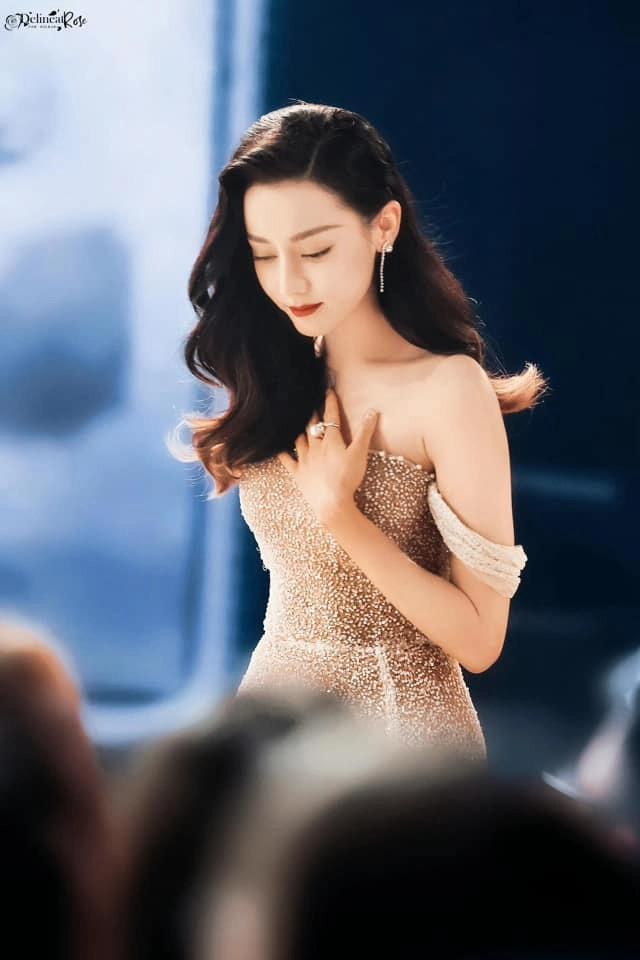 Nhan sắc Địch Lệ Nhiệt Ba trong clip không chỉnh sửa-4