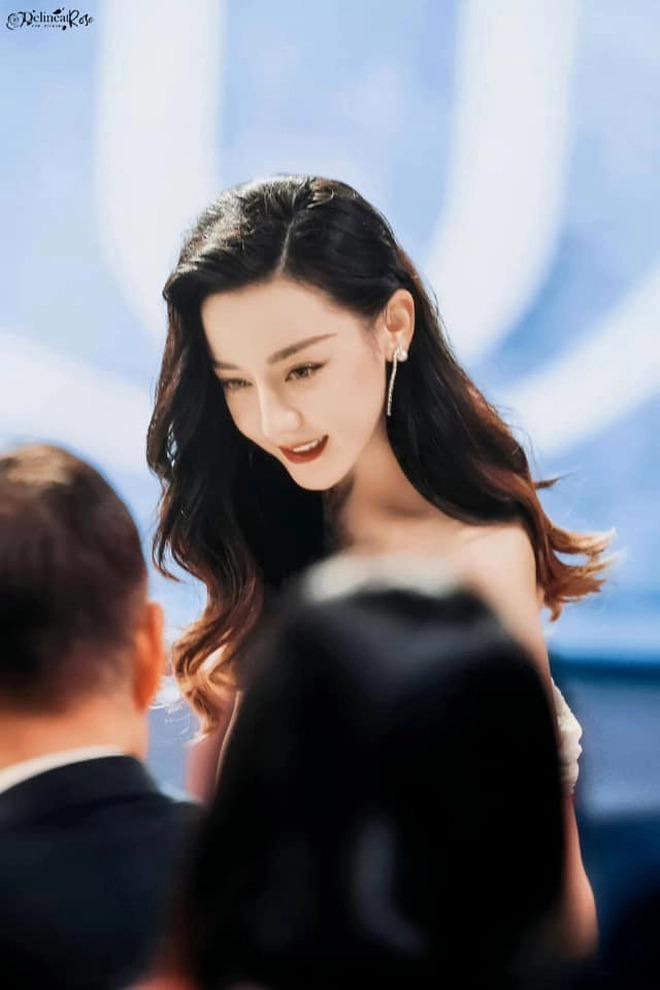 Nhan sắc Địch Lệ Nhiệt Ba trong clip không chỉnh sửa-5