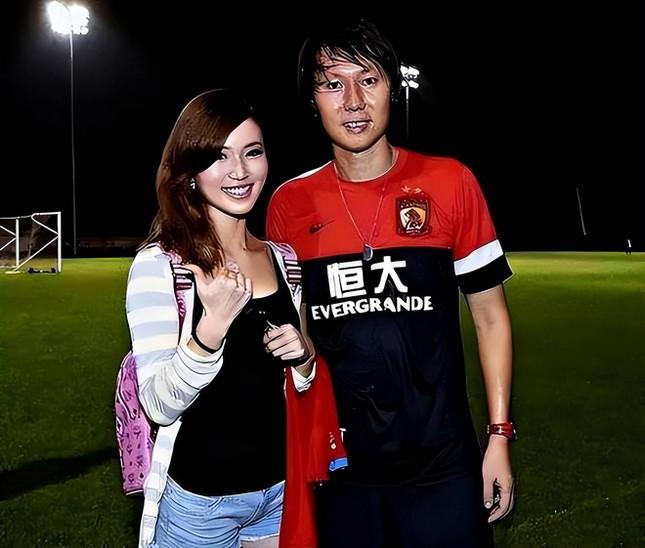 Vợ cầm nghìn tỷ trốn ra nước ngoài, HLV nổi tiếng tuyệt thực-2