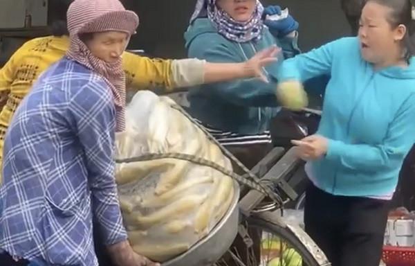 Người phụ nữ đánh tới tấp bà bán bắp dạo bị phạt 6,5 triệu đồng-1