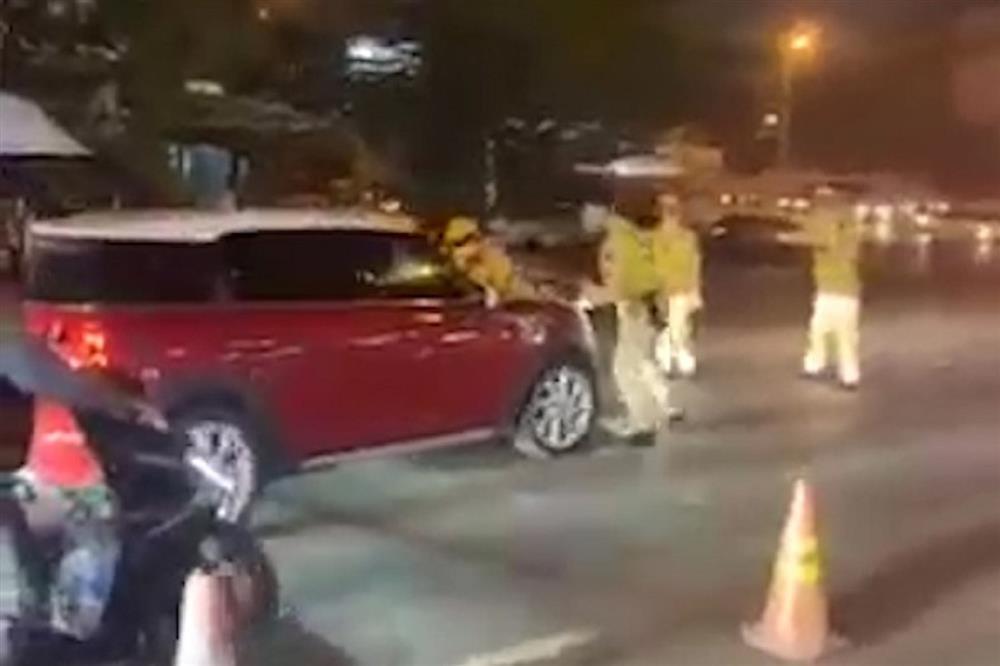 Khởi tố tài xế trốn đo nồng độ cồn, hất CSGT lên nắp capo-1