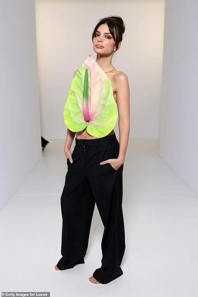 Ý nghĩa đằng sau chiếc áo hoa hồng môn gây sốt-1