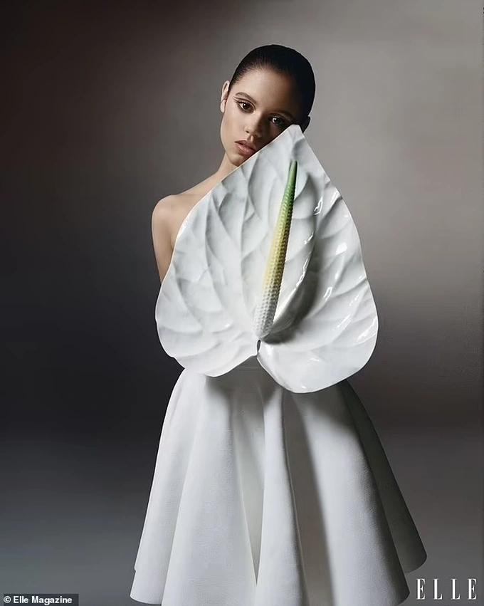 Ý nghĩa đằng sau chiếc áo hoa hồng môn gây sốt-3