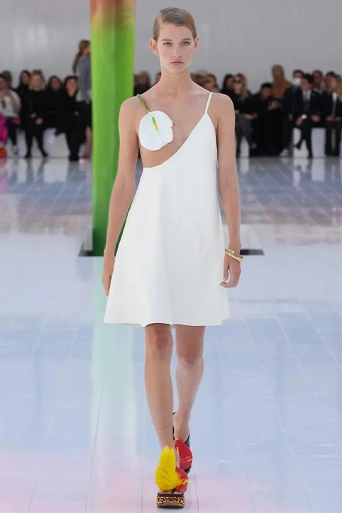 Ý nghĩa đằng sau chiếc áo hoa hồng môn gây sốt-5