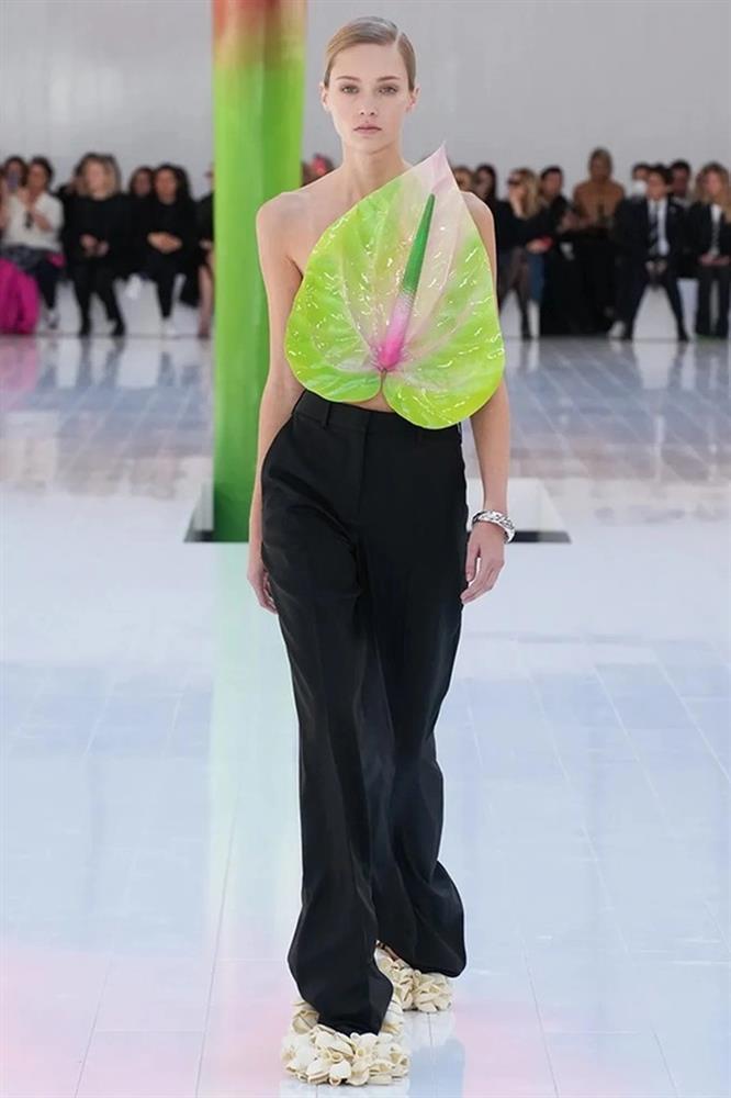 Ý nghĩa đằng sau chiếc áo hoa hồng môn gây sốt-6