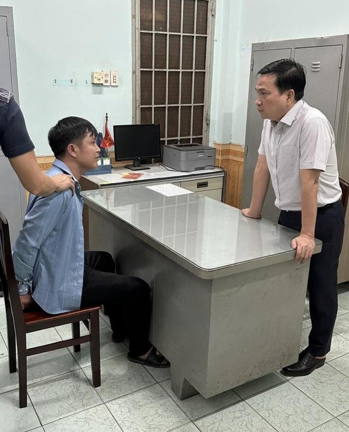 Giám đốc Công an Đồng Nai trực tiếp lấy lời khai kẻ tẩm xăng bắt cóc con tin-1