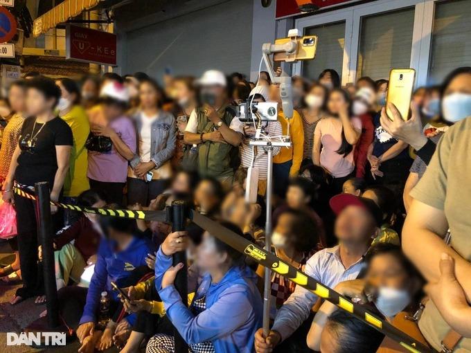 YouTuber nhốn nháo ở lễ tang Vũ Linh: Nơi chia buồn thành chốn livestream?-2