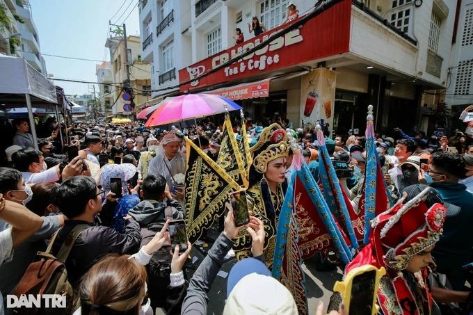 YouTuber nhốn nháo ở lễ tang Vũ Linh: Nơi chia buồn thành chốn livestream?-5