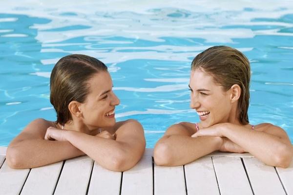 Đức: Phụ nữ ở Berlin được phép để ngực trần tại các bể bơi công cộng-1