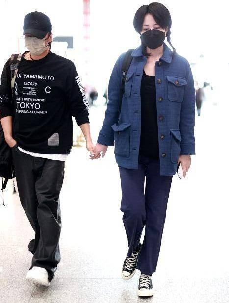 Ảnh hiếm Tạ Đình Phong - Vương Phi nắm tay tại sân bay-1