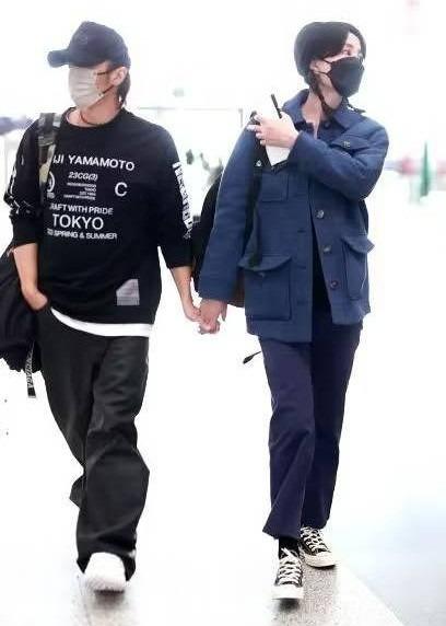 Ảnh hiếm Tạ Đình Phong - Vương Phi nắm tay tại sân bay-2