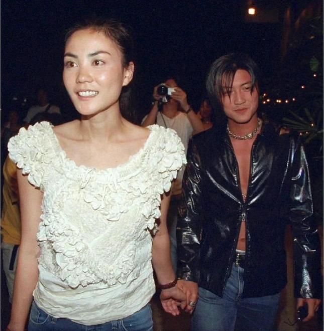 Ảnh hiếm Tạ Đình Phong - Vương Phi nắm tay tại sân bay-4