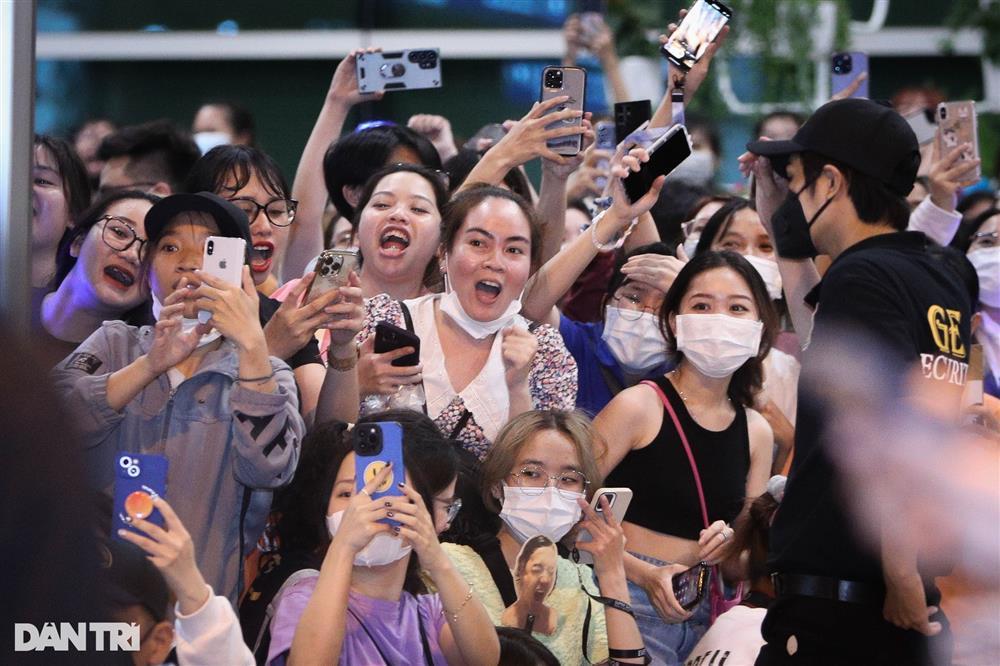 Hàng trăm fan xếp hàng dài chờ đón Super Junior đến Việt Nam-1