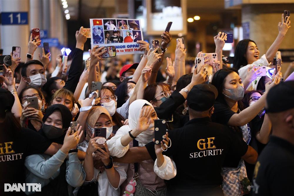 Hàng trăm fan xếp hàng dài chờ đón Super Junior đến Việt Nam-6