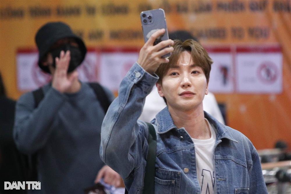 Hàng trăm fan xếp hàng dài chờ đón Super Junior đến Việt Nam-4