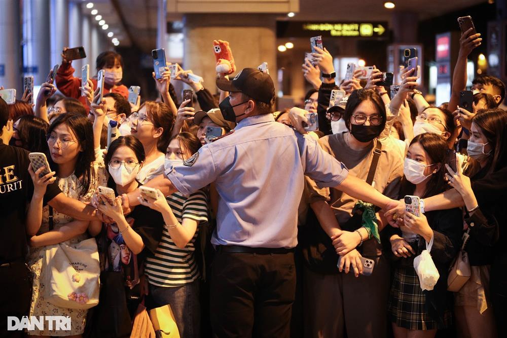 Hàng trăm fan xếp hàng dài chờ đón Super Junior đến Việt Nam-7