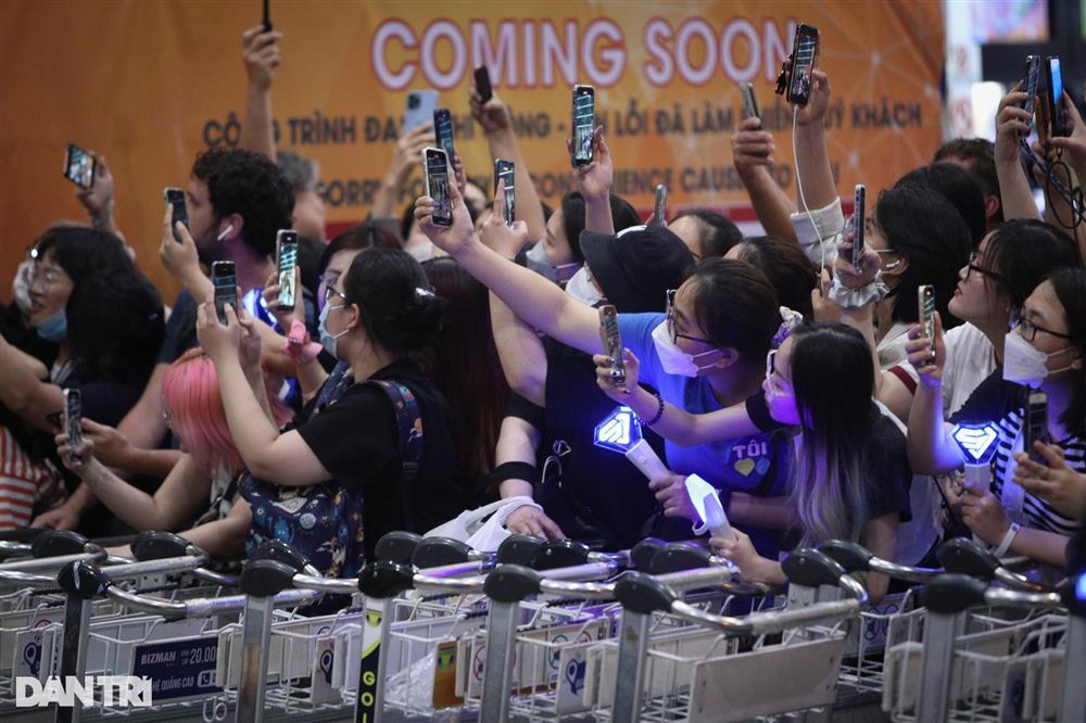 Hàng trăm fan xếp hàng dài chờ đón Super Junior đến Việt Nam-8