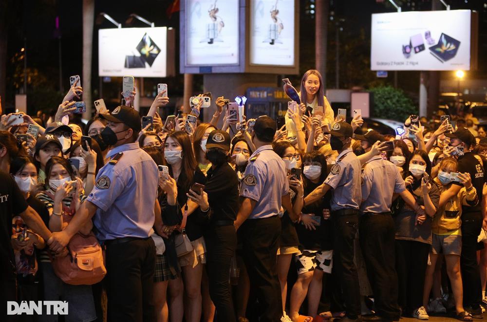 Hàng trăm fan xếp hàng dài chờ đón Super Junior đến Việt Nam-9