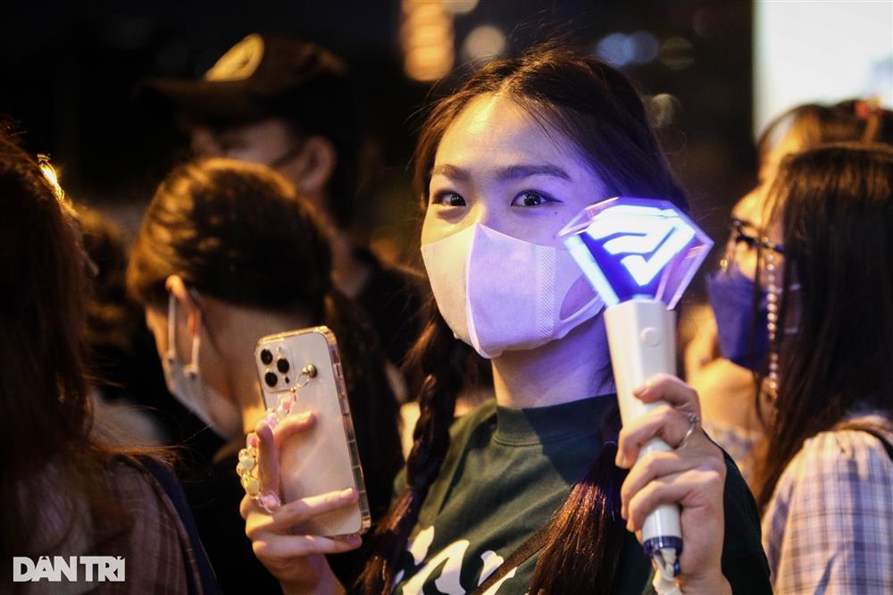 Hàng trăm fan xếp hàng dài chờ đón Super Junior đến Việt Nam-10