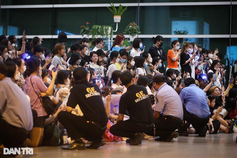 Hàng trăm fan xếp hàng dài chờ đón Super Junior đến Việt Nam-12