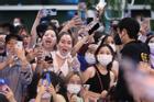 Hàng trăm fan xếp hàng dài chờ đón Super Junior đến Việt Nam
