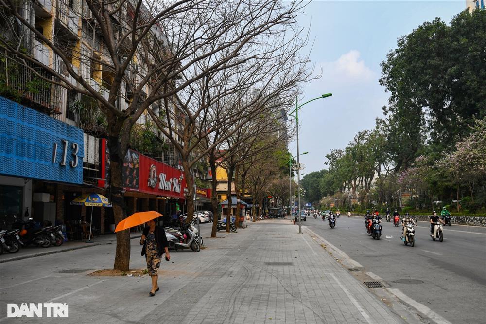 Chiến dịch đòi lại vỉa hè: Công an vừa đi qua, vỉa hè lại bị tái chiếm-1