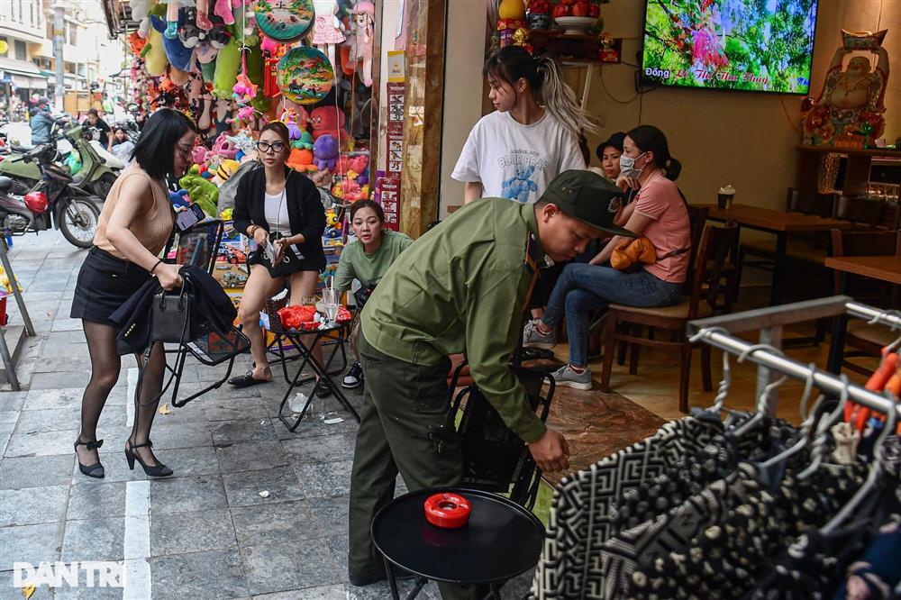 Chiến dịch đòi lại vỉa hè: Công an vừa đi qua, vỉa hè lại bị tái chiếm-4