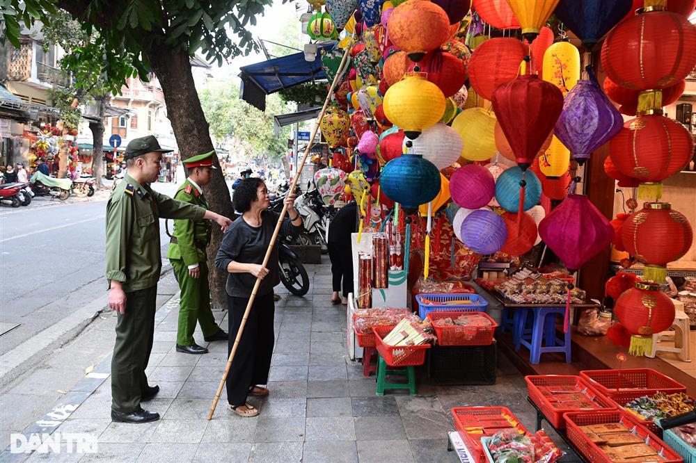 Chiến dịch đòi lại vỉa hè: Công an vừa đi qua, vỉa hè lại bị tái chiếm-5