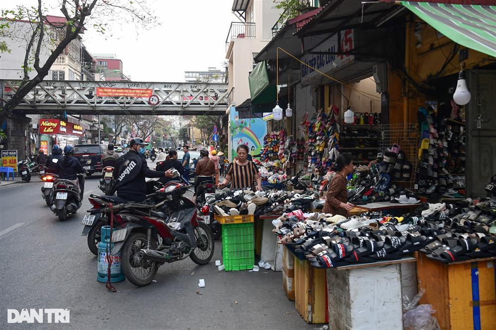 Chiến dịch đòi lại vỉa hè: Công an vừa đi qua, vỉa hè lại bị tái chiếm-13