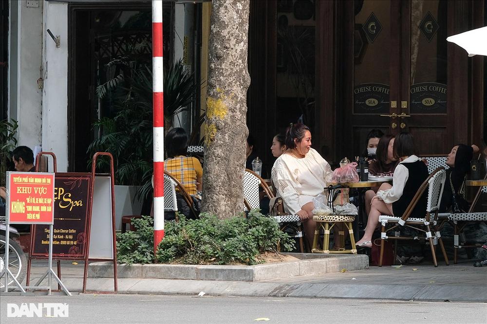 Chiến dịch đòi lại vỉa hè: Công an vừa đi qua, vỉa hè lại bị tái chiếm-12