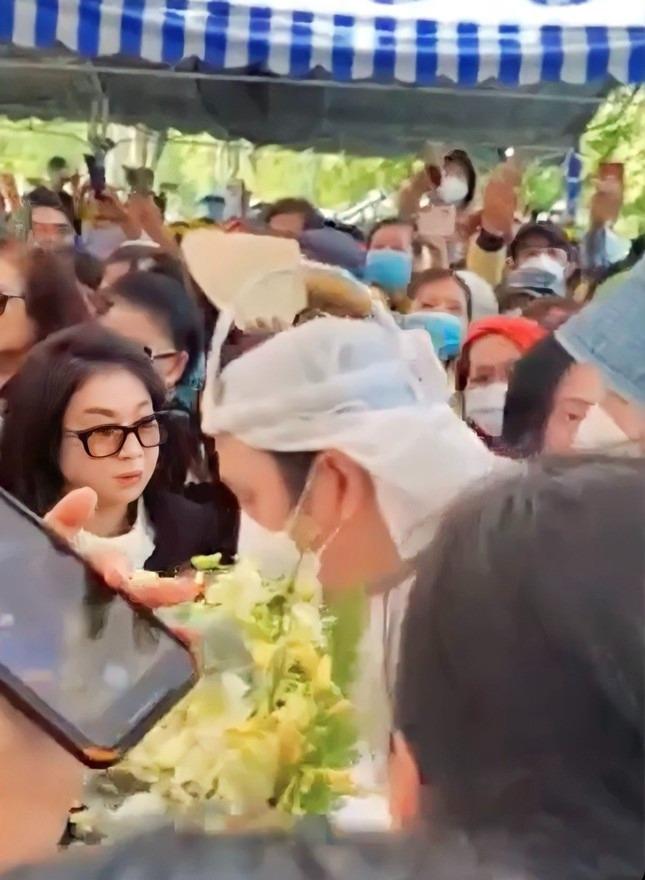 Người dân giẫm đạp, trèo lên phần mộ NSƯT Thanh Kim Huệ gây hư hại-1