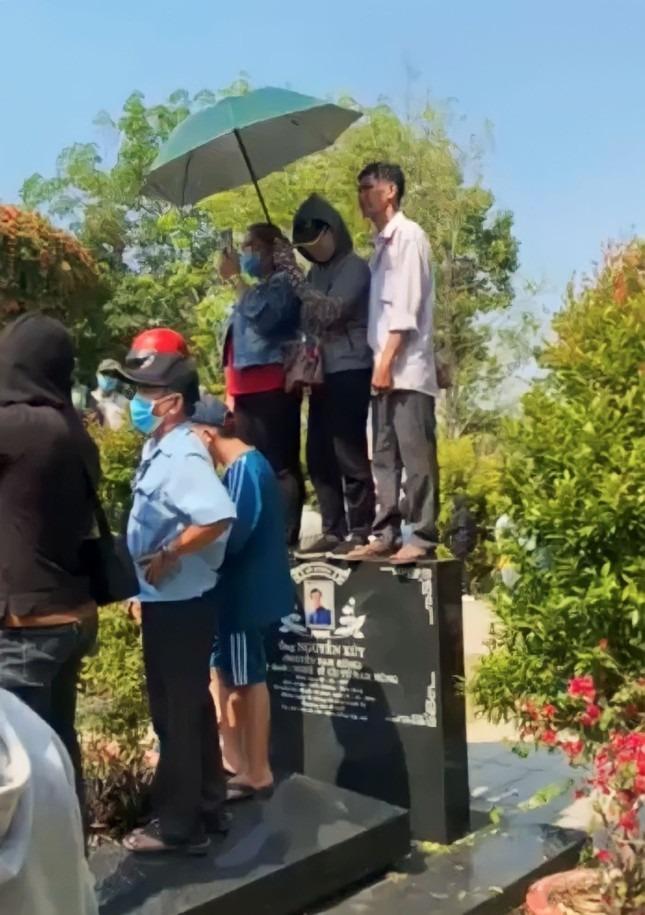 Người dân giẫm đạp, trèo lên phần mộ NSƯT Thanh Kim Huệ gây hư hại-2