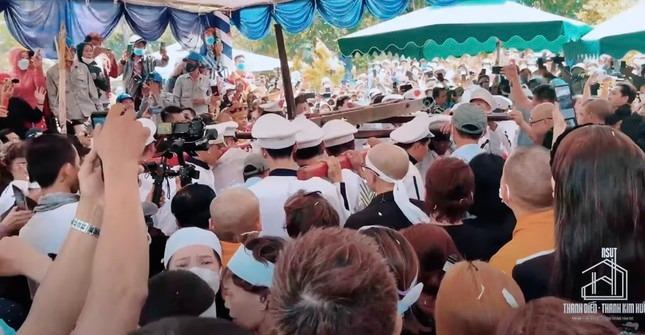 Người dân giẫm đạp, trèo lên phần mộ NSƯT Thanh Kim Huệ gây hư hại-4