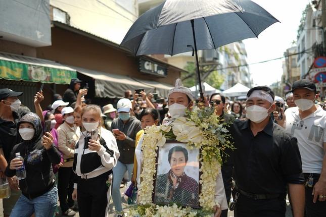 Người dân giẫm đạp, trèo lên phần mộ NSƯT Thanh Kim Huệ gây hư hại-5