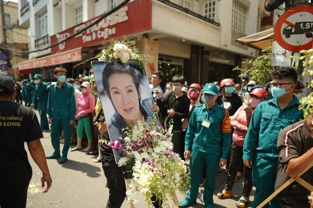 Người dân giẫm đạp, trèo lên phần mộ NSƯT Thanh Kim Huệ gây hư hại-6