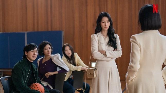 Ác nữ để lộ toàn bộ vòng ngực trên phim của Song Hye Kyo-3