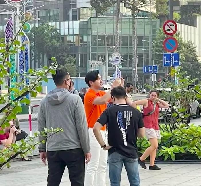 Bắt gặp 3 thành viên Super Junior ăn phở, dạo Phố đi bộ Nguyễn Huệ-1