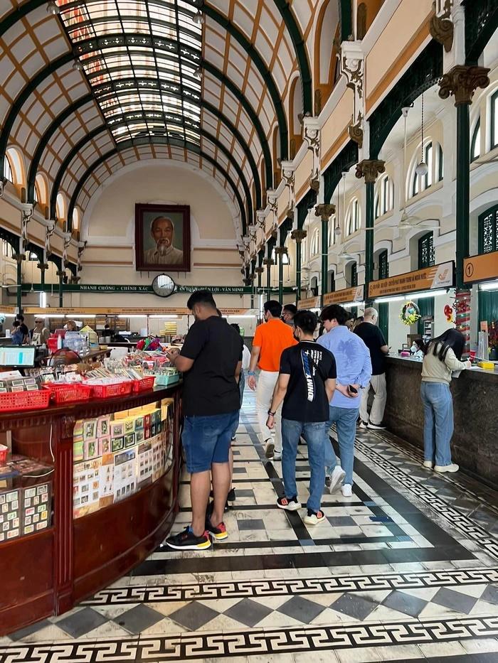 Bắt gặp 3 thành viên Super Junior ăn phở, dạo Phố đi bộ Nguyễn Huệ-2