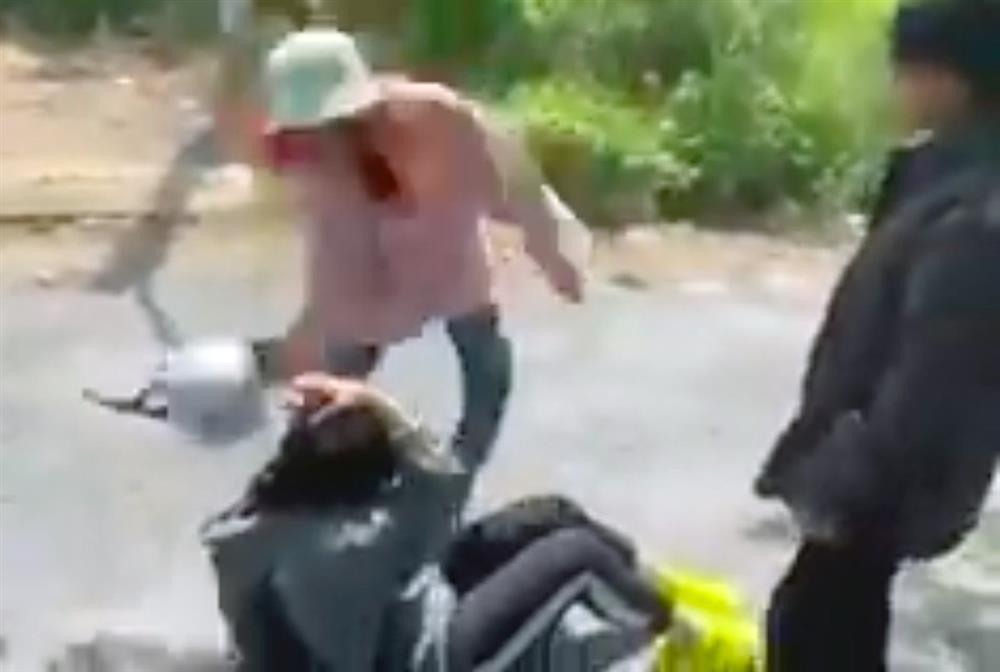 Bị đánh hội đồng bằng mũ bảo hiểm, nữ sinh lớp 8 nhập viện-1