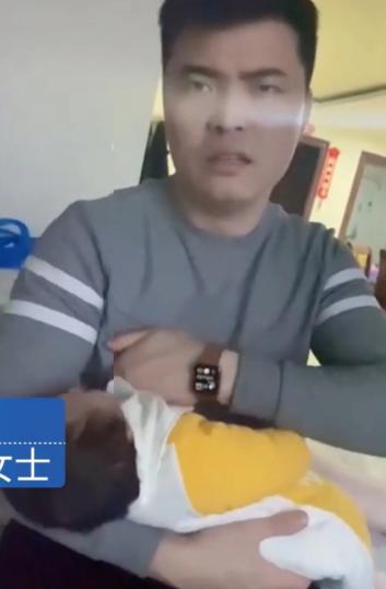 Người đàn ông dạy vợ cách cho con bú gây sốt-1