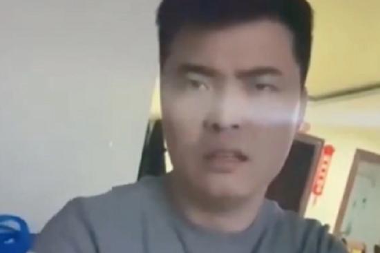 Người đàn ông dạy vợ cách cho con bú gây sốt