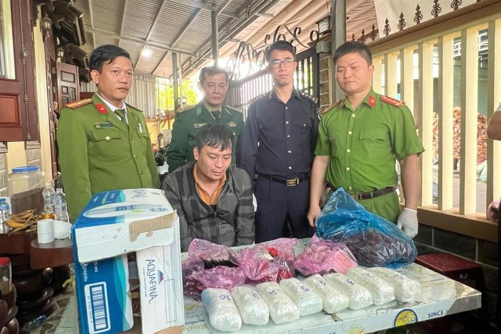 Bí mật trong những đòn giò chả trên chuyến xe qua biên giới-1